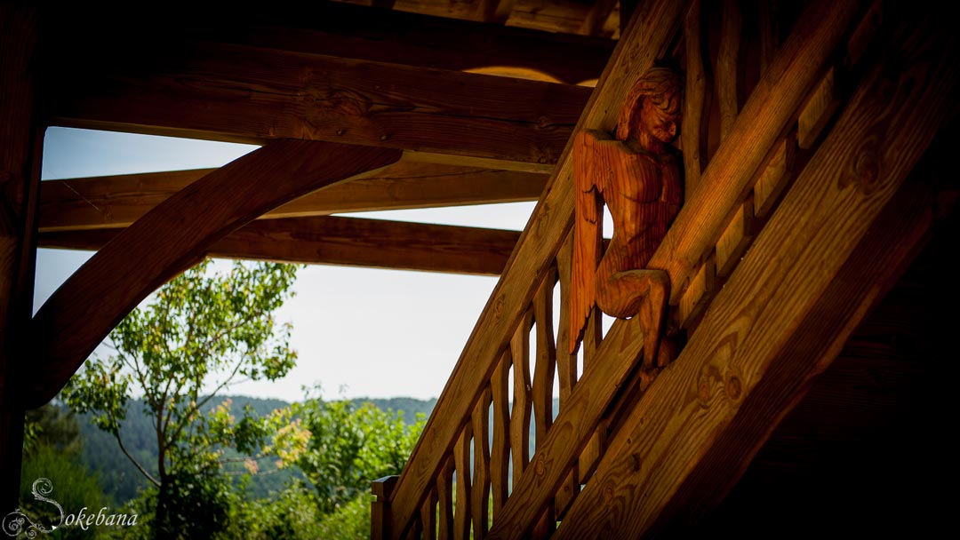 Détail sculpté escalier extérieur bois